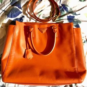 PRADA Lux papaya bag with a crossbody strap & dust bag included. 💯% Authentic❗️